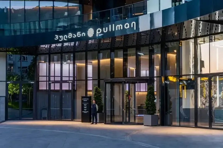 Вход в отель Pullman Tbilisi Axis Towers