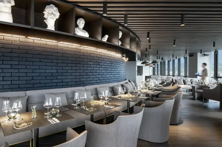 Ресторан Dumas на 36 этаже Axis Towers