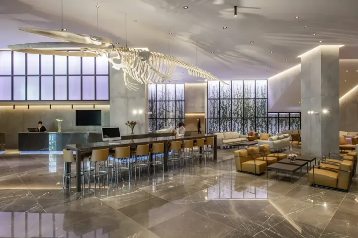 Лобби и стойка регистрации отеля Pullman Axis Towers