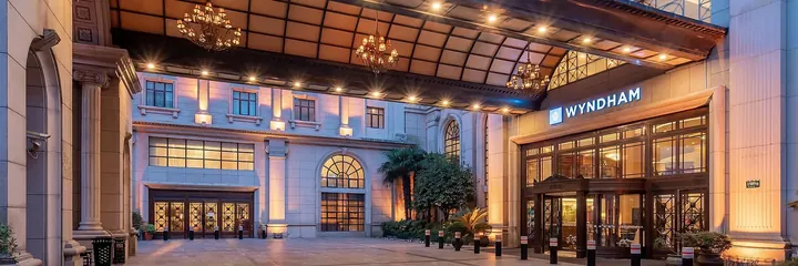 Вечерний вход в отель Wyndham Grand