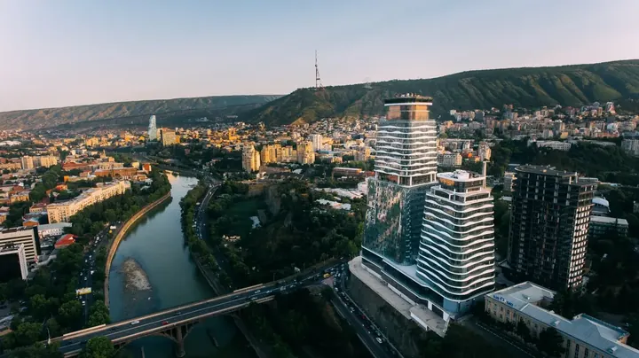 Вид на King David Residences с набережной Куры